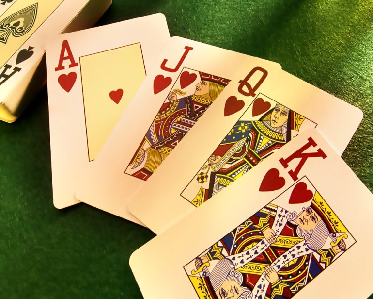 Un mazzo di carte sul tavolo del casinò, con asso, fante, regina e re separati.
