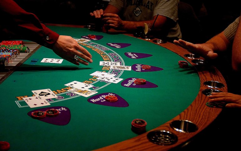 Il croupier indica le carte nel gioco del Blackjack.