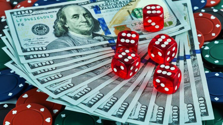 dadi, dollari e fiches del casinò