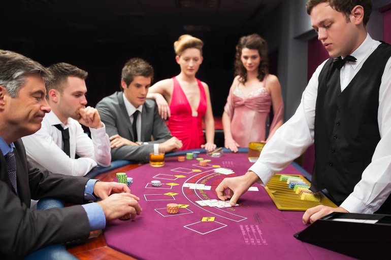 Gioco del blackjack un uomo dubita se prendere un'altra carta o meno