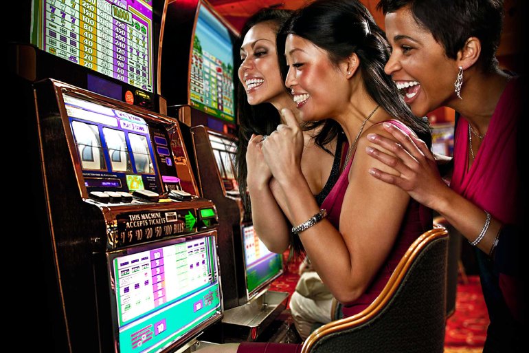 ragazze che giocano d'azzardo alle slot