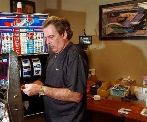 Tommy Carmichael, un leggendario demolitore di slot machine