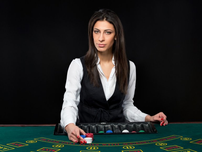 croupier del casinò dal vivo