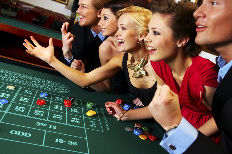 Persone che giocano alla roulette in un casinò