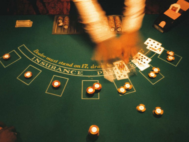 Le mani veloci di un croupier di casinò