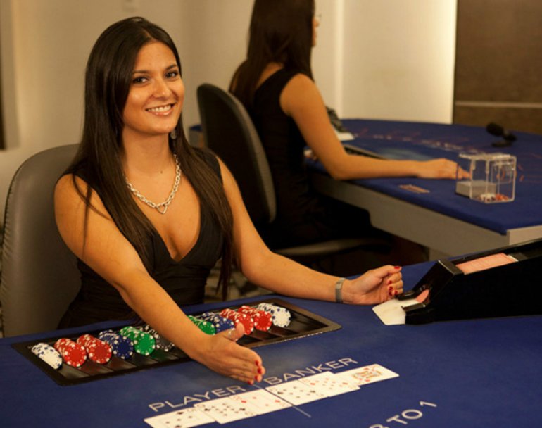 croupier del casinò dal vivo