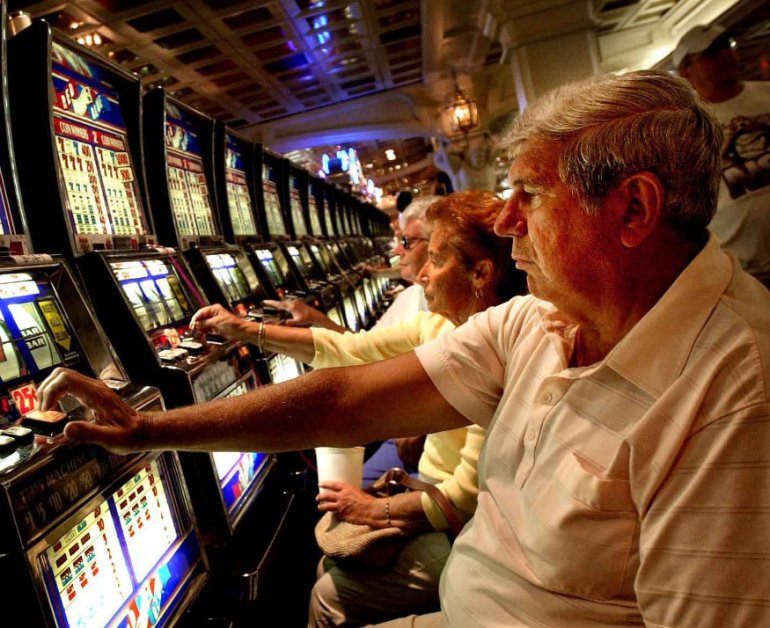 Un anziano giocatore di slot