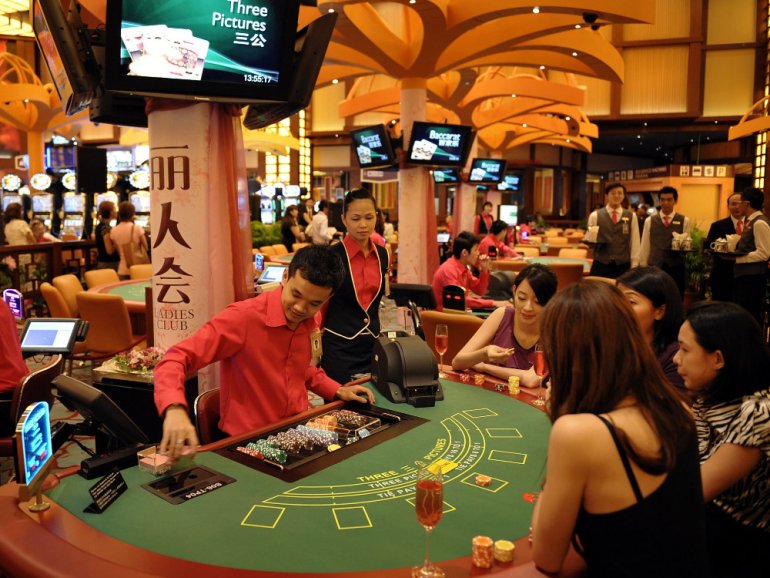 Un croupier in un casinò di Singapore